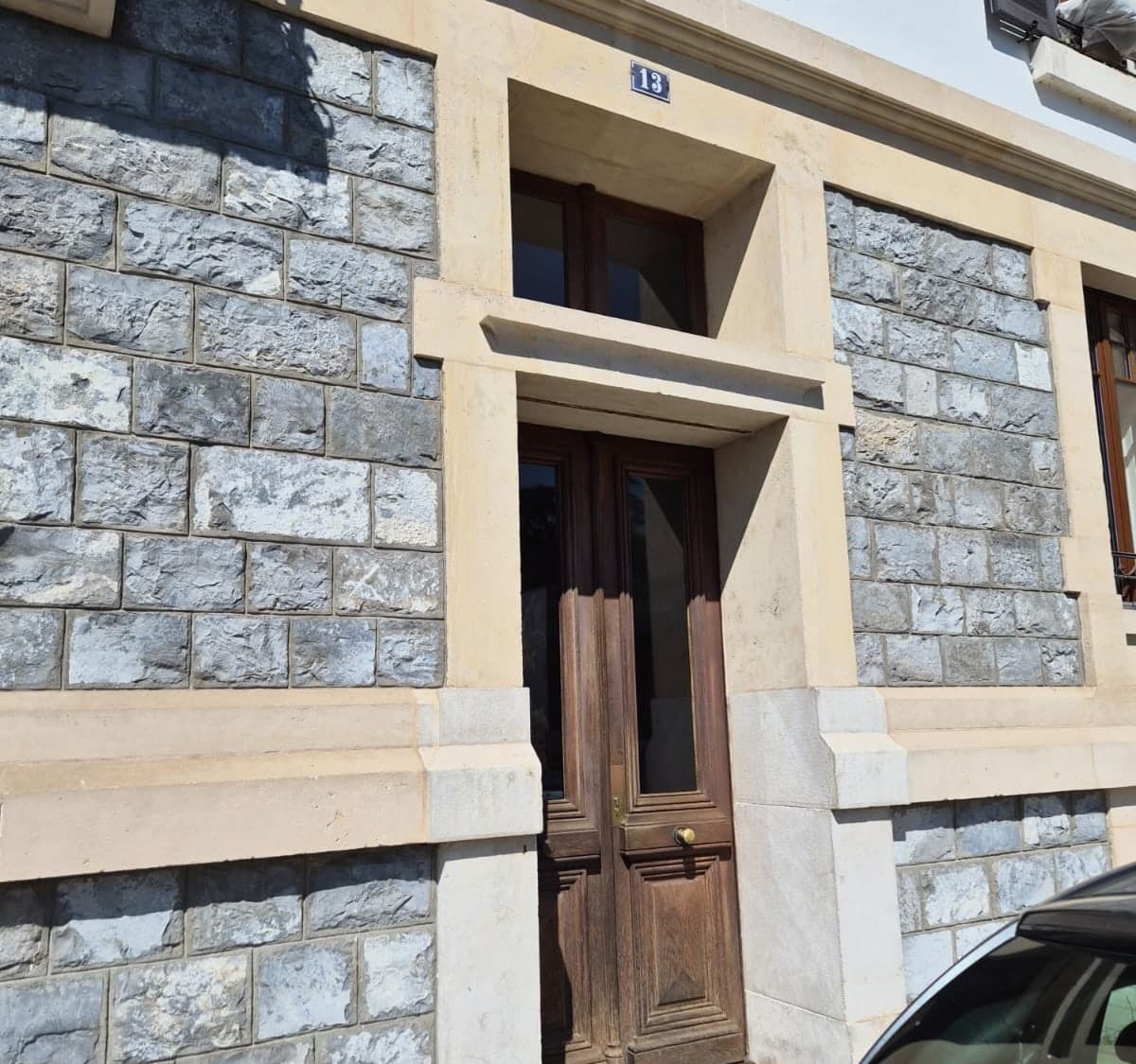 La façade en pierre du 13, Rue Jean-Robert-Chouet à Genève